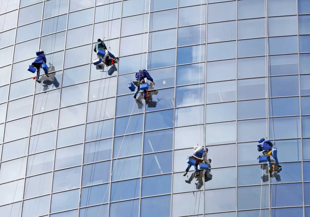 alpinistyczne mycie okien w biurowcu w Krakowie